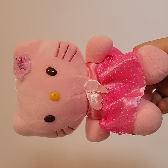 Hello Kitty Classic Pink Plush - Picture 2 of 4